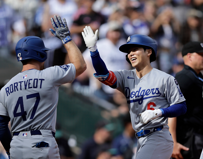 로스앤젤레스 다저스 김혜성이 29일(한국시간) 미국 워싱턴주 시애틀의 T모바일파크에서 열린 2025 미국 메이저리그(MLB) 정규시즌 시애틀 매리너스와의 원정 경기에서 2점 홈런을 친 뒤 동료와 하이파이브하고 있다. AP 연합뉴스