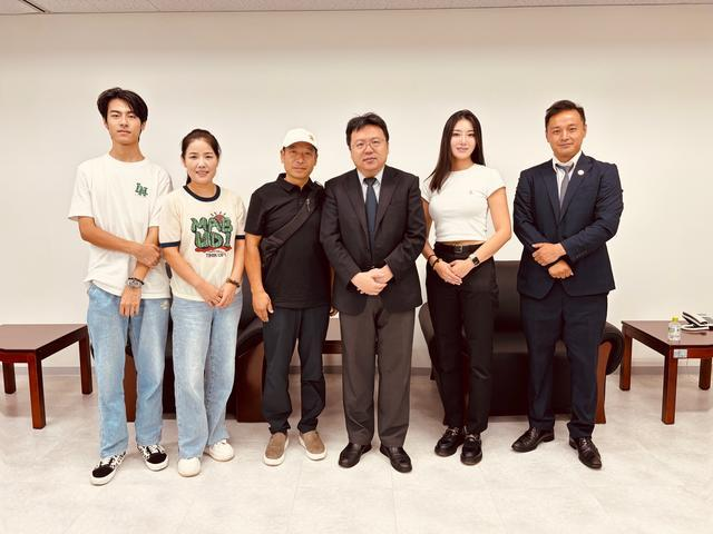 지난 23일 주일 중국대사관을 방문한 양보(왼쪽 세번째)씨가 천웨이(왼쪽 네번째) 총영사와 기념사진을 찍고 있다.