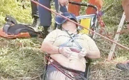 폐우물에서 구조되는 친 씨의 모습. 웨이보