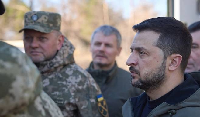 2023년 11월 한 훈련센터에서 마주한 젤렌스키 대통령과 잘루즈니. AFP 연합뉴스