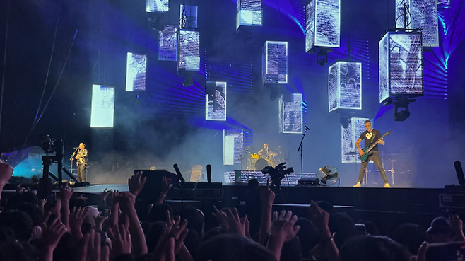 매튜 벨라미는 화려한 기타 퍼포먼스로, 크리스 볼첸홈은 무게감 있는 베이스로, 도미닉 하워드는 파워풀한 드럼 사운드로 무대를 가득 메웠다.