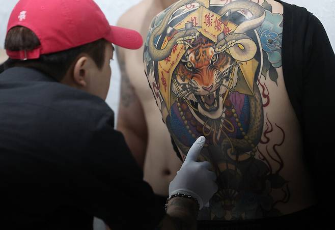 지난달 31일 서울 광진구 파이팩토리에서 2025 한국문신전 타투 경연대회가 열리고 있다. ⓒ연합뉴스