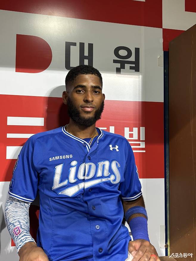 KBO리그 최초로 150타점을 밟은 삼성 디아즈는 50홈런이라는 마지막 목표를 남겨놓고 있다. 그는 “홈런도 좋지만, 팀을 직접 승리로 이끄는 타점을 더 선호한다”는 진심을 전했다. 28일 고척 키움전 직후 포즈를 취한 디아즈. 고척ㅣ강산 기자 posterboy@donga.com