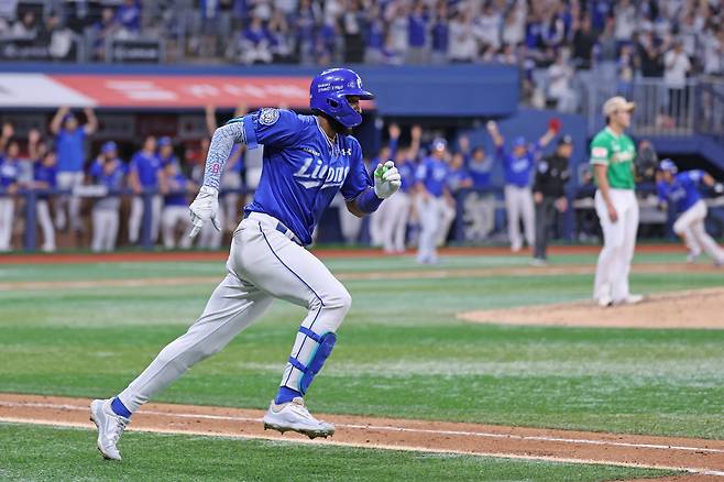 삼성 디아즈가 28일 고척 키움전 9회 1타점 적시타를 날리고 질주하고 있다. 삼성 라이온즈 제공