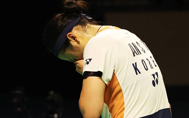 배드민턴 대표 안세영이 지난 28일 수원체육관에서 열린 코리아오픈 여자단식 결승에서 일본 야마구치 아카네에게 실점하고 아쉬워하고 있다. 연합뉴스