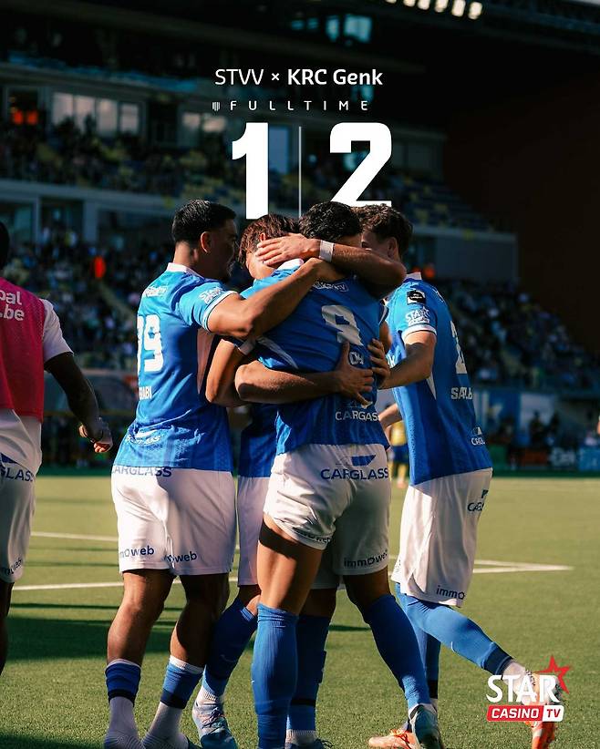 KRC 헹크 오현규가 28일 벨기에 신트트라위던의 다이오 와사비 스타연 스타디움에서 열린 2025~2026 벨기에 프로리그 9라운드 원정경기 신트트라위던VV전에서 후반 추가시간 결승골을 터뜨린 뒤 팀 동료들의 축하를 받고 있다. /사진=KRC 헹크 SNS 캡처