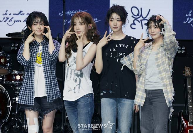 밴드 QWER이 9일 오후 서울 창천동 예스24 원더로크홀에서 진행된 미니 3집 '난 네 편이야, 온 세상이 불협일지라도' 쇼케이스에서 포즈를 취하고 있다. 이번 앨범의 타이틀곡 '눈물참기'는 눈물을 참을 수 없는 슬픔에도 희망찬 내일을 위해 다시 한 걸음 내딛는 곡으로 멤버 전원이 작사에 참여했다. /2025.06.09 /사진=이동훈 photoguy@