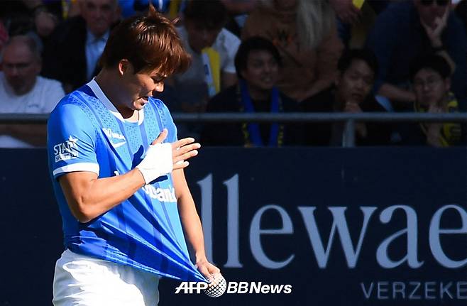 KRC 헹크 오현규가 28일 벨기에 신트트라위던의 다이오 와사비 스타연 스타디움에서 열린 2025~2026 벨기에 프로리그 9라운드 원정경기 신트트라위던전에서 팀의 2-1 역전승을 이끄는 결승골을 터뜨린 뒤 골 세리머니를 하고 있다. /AFPBBNews=뉴스1