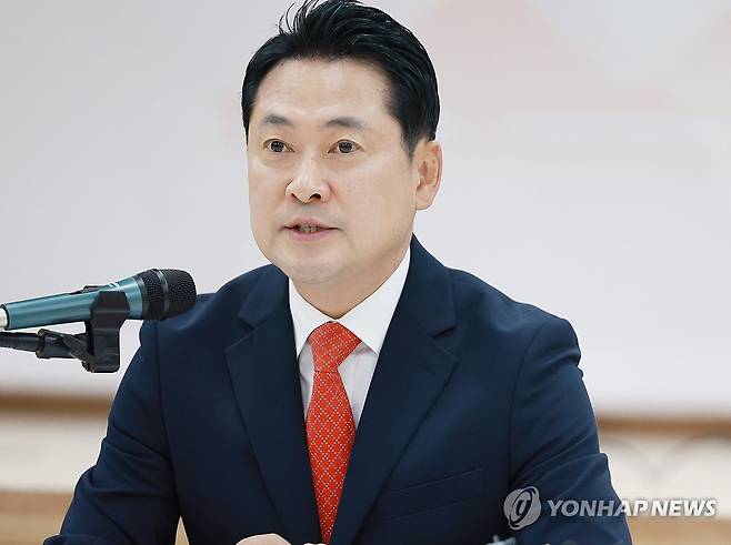 인사말하는 장동혁 대표 (인천=연합뉴스) 황정환 기자 = 국민의힘 장동혁 대표가 29일 인천시 중구 인천관광공사 대강당에서 열린 최고위원회의에서 당 관계자들에게 인사말을 하고 있다. 2025.9.29 hwan@yna.co.kr