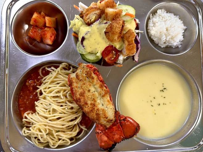 ▲ 안양 비산중학교가 잔반 처리비용을 줄여 학생들에게 랍스터 치즈구이와 스파게티, 케이준 치킨 샐러드 등을 제공했다. /사진제공=안양과천교육지원청