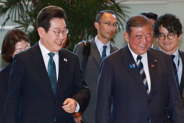 이재명 대통령과 이시바 시게루 일본 총리가 지난달 일본 도쿄 총리 관저에서 회담장으로 이동하고 있다. 연합뉴스