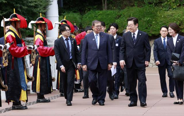 이재명 대통령과 이시바 시게루 일본 총리가 30일 한일 정상회담을 위해 부산 누리마루 APEC 하우스에 입장하고 있다. 연합뉴스
