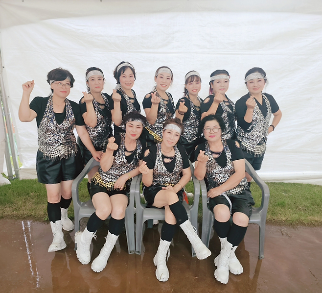 ▲ 28일 경북 의성군 남대천 구봉공원 백스테이지에서 '의성 슈퍼스타 선발대회'에 출전한 가음면 '아름소리 난타' 팀이 은색 무대의상을 입고 손가락 하트를 그리며 본선 무대를 앞두고 단체 기념촬영을 하고 있다. 가음면 아름소리 난타