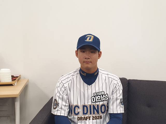 지난달 24일 창원NC파크에서 열린 NC 다이노스 ‘신인 드래프트 데이’ 행사에서 이희성이 취재진과 인터뷰하고 있다.