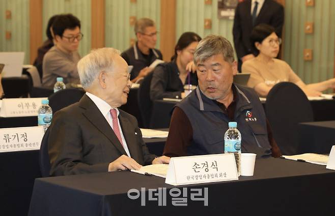 30일 서울 중구 프레스센터에서 ‘사회적 대화 활성화를 위한 노사정의 역할과 과제 토론회’가 개최된 가운데 손경식 경총회장(왼쪽)과 김동명 한국노총 위원장이 대화하고 있다. (사진=경총)