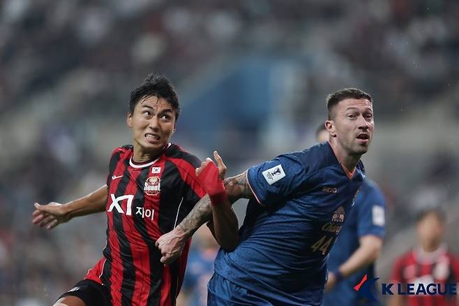 30일 서울월드컵경기장에서 열린 부리람 유나이티드와 경기에서 공을 두고 상대 선수와 경합하는 정태욱(왼쪽)