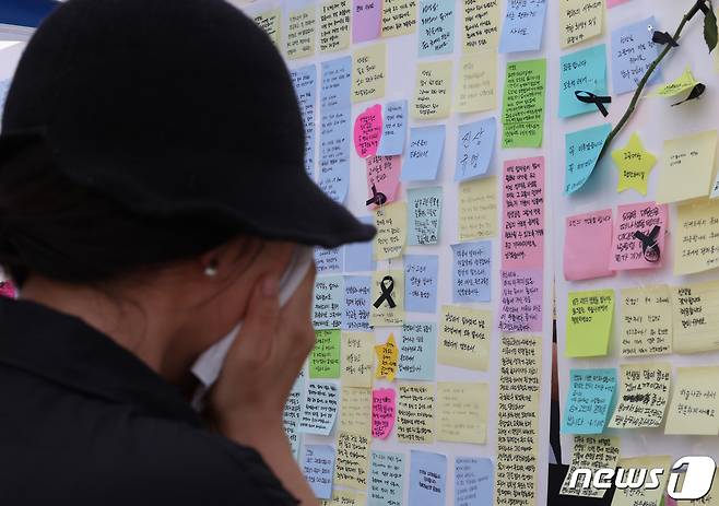 4일 서울 양천구의 한 초등학교에 마련된 교사 A씨의 추모공간을 찾은 추모객들이 고인을 추모하고 있다. 2023.9.4/뉴스1 ⓒ News1 신웅수 기자