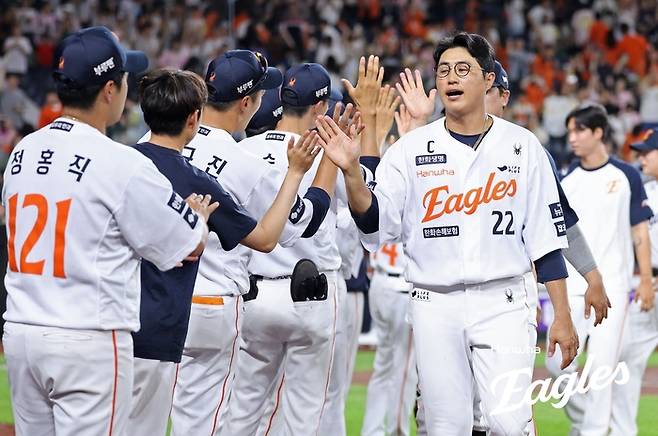 한화 선수들이 대전 LG전이 끝난 후 하이파이브를 하고 있다. 사진 | 한화 이글스