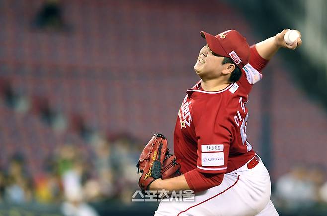 SSG 이로운이 잠실구장에서 열린 2025 KBO리그 두산과 경기에서 힘차게 공을 던지고 있다. 잠실 | 박진업 기자 upandup@sportsseoul.com