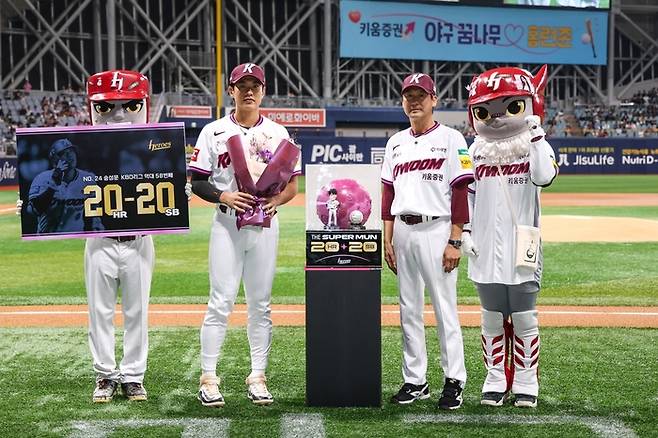 키움은 30일 서울 고척스카이돔에서 열린 2025 KBO리그 SSG와 홈 최종전에 앞서 송성문의 20홈런-20도루 달성 시상식을 실시했다. 사진 | 키움 히어로즈