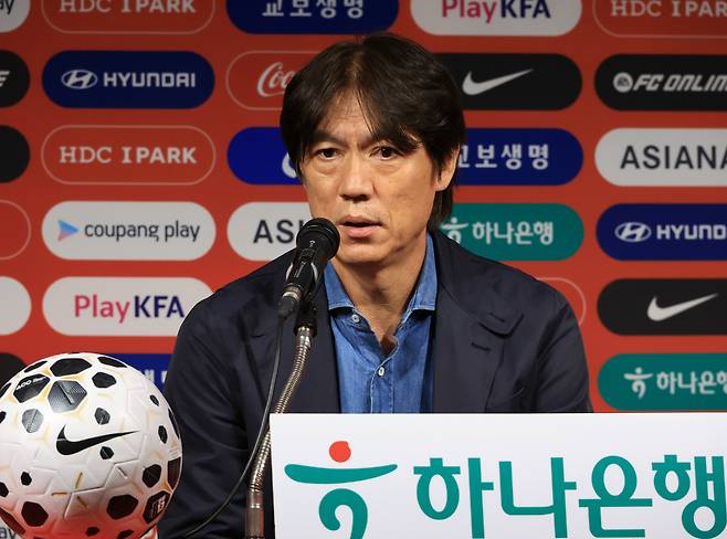 10월 소집명단 발표하는 홍명보 감독
(서울=연합뉴스) 최재구 기자 = 홍명보 축구 국가대표팀 감독이 29일 서울 종로구 축구회관에서 축구국가대표팀 친선경기 10월 소집명단을 발표하고 기자의 질문에 답하고 있다. 2025.9.29