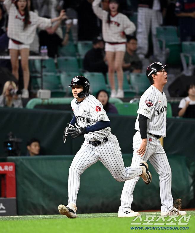 멈춰야 하는데...홈으로 내달리는 신윤후와 허탈해하는 고영민 코치
