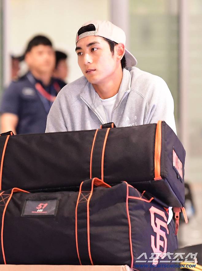 이정후가 9월 30일 오후 인천공항 제2터미널을 통해 귀국했다. 입국장을 나서고 있는 이정후. 인천공항=송정헌 기자songs@sportschosun.com/2025.09.30/