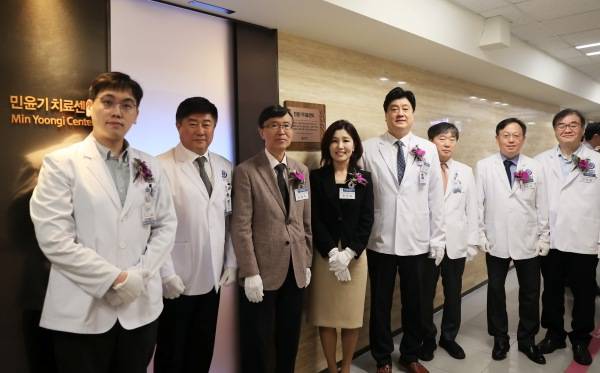 왼쪽부터 이정한 민윤기치료센터 부소장, 안형준 치과대학병원장, 김용직 한국자폐인사랑협회장, 천근아 민윤기치료센터 소장, 금기창 연세의료원장, 이강영 세브란스병원장, 강훈철 세브란스 어린이병원 원장, 안석균 연세의대 정신과학교실 주임교수