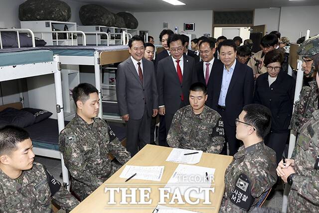 GOP대대 장병들 격려하는 장동혁 국민의힘 대표와 송언석 원내대표, 임종득 의원, 성일종 국방위원장, 강선영 의원(왼쪽부터).
