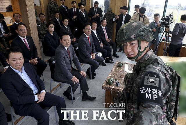 최전방 군사대비 태세 점검하는 장동혁 국민의힘 대표와 송언석 원내대표, 국방위원회 소속 의원들.