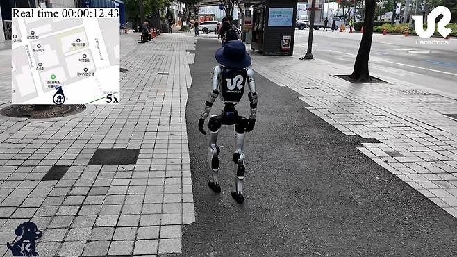 유로보틱스의 제어기로 외부 센서 입력 없이 모자를 쓰고 도심을 걷는 휴머노이드의 모습./한국과학기술원(KAIST)