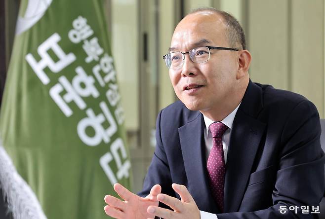 윤종진 한국보훈복지의료공단 이사장이 최근 취임 1주년(30일)을 앞두고 동아일보와 인터뷰를 하고 있다.
원주=전영한 기자 scoopjyh@donga.com