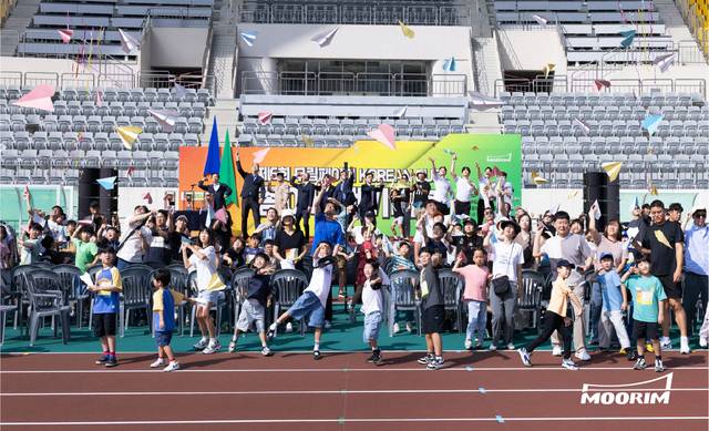 ‘2025 제6회 무림페이퍼 KOREAN CUP 종이비행기대회’ 개회식에서 참가자들이 종이비행기를 하늘 높이 날리며 세리머니를 펼치고 있다. 국내 최대 규모의 공식 종이비행기대회인 이번 대회에는 수천 명의 가족 관람객과 종이비행기 마니아들이 함께하며 성황을 이뤘다. (사진 제공= 무림페이퍼)