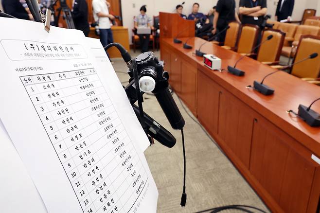 30일 '조희대 대법원장 대선 개입 의혹 청문회'가 열리기로 한 국회 법제사법위원회 회의장의 증인석이 비어 있다. 이날 증인으로 채택된 조희대 대법원장과, 한덕수 전 총리 등 증인들은 불출석 의사를 밝혔다. 연합뉴스