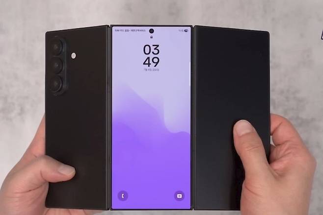 삼성전자 '갤럭시 Z 트라이폴드' 로 추정되는 기기 유출사진