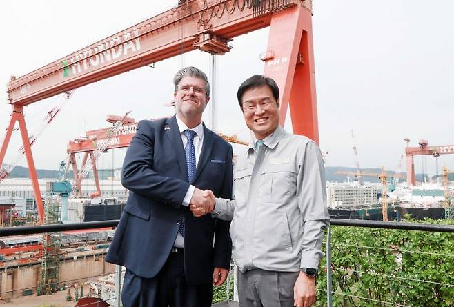 필립 라포르튠(Philippe Lafortune) 주한 캐나다 대사(왼쪽), 이상균 HD현대중공업 대표이사가 30일 HD현대중공업 울산 본사에서 악수하고 있다. HD현대중공업 제공