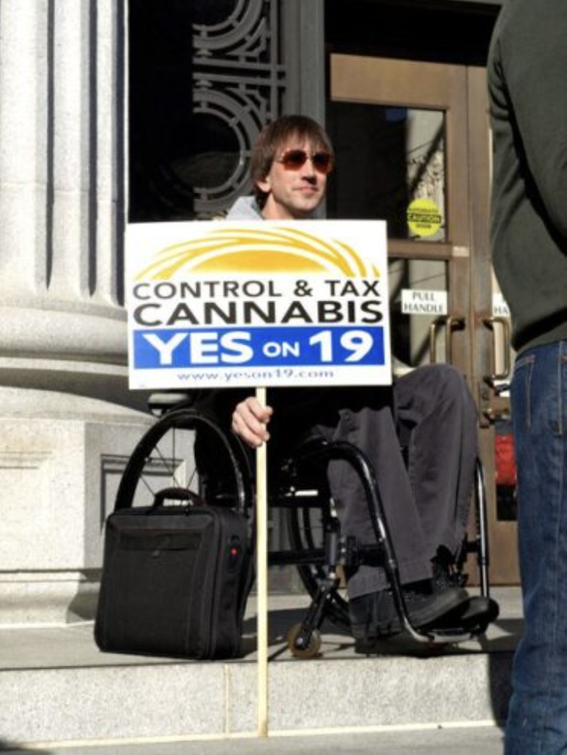 2009년 캘리포니아주의 기호용 마리화나 합법화 주민발의 법안에 서명한 뒤 앨러미다(Alameda) 카운티 법원 앞에서 캠페인 피켓을 든 리처드 리. 그는 마리화나 사업 수익금 150만 달러를 주민발의 캠페인에 기부하는 등, 자신의 돈과 30대 이후의 삶 전부를 마리화나 합법화를 위해 썼다. oaksterdam.com