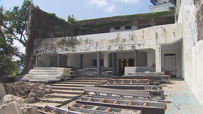 벽면 일부가 철거된 옛 서귀포관광극장