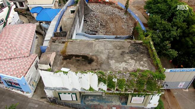 벽면 일부가 철거된 옛 서귀포관광극장