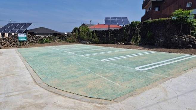 제주시 조천읍 북촌리의 한 빈집이 철거된 자리에 주차장이 조성된 모습