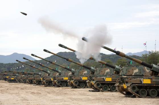지난해 10월 21일 강원 철원군 문혜리 훈련장에서 호국훈련의 일환으로 열린 실사격 훈련에서 육군 8사단의 K9A1자주포가 포탄을 발사하고 있다. 이날 훈련은 남한강을 사이에 두고 대치한 수기사단(공격부대·청군)과 8기동사단(방어부대·황군)이 본격적인 교전에 돌입하기 전 포병화력으로 상대의 전투력을 최대한 파괴 및 저하시키고자 포병사격을 전투상황과 연계해 진행했다. 연합뉴스