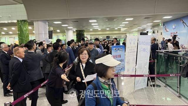 ▲ 파라타항공 양양-제주 노선 취항식이 30일 양양국제공항에서 열렸다. 이날 항공기 탑승객들이 출국장을 빠져 나가고 있다. 최훈 기자