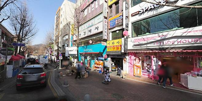 2011년 이대 앞 거리. 에뛰드하우스, 더페이스샵 등 화장품 매장이 줄지어 들어서 ‘로드숍 거리’로 불렸다. 네이버 로드뷰 캡처
