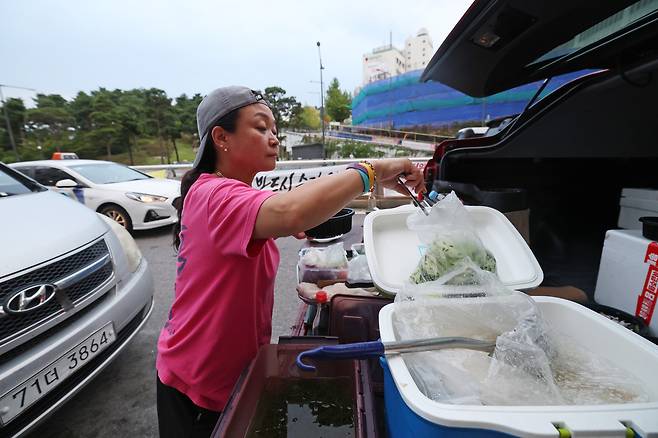 지난 8일 서울 중구 세종호텔 고공 농성장 앞 길가에 차를 세워둔 채 주휘씨가 요리하고 있다.