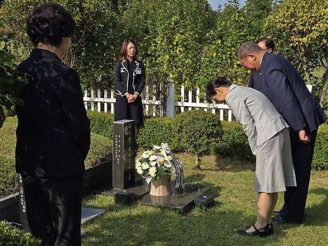 이시바, 부산 가자마자 ‘지하철 의인’ 이수현씨 묘역 참배 이시바 시게루 일본 총리와 배우자 요시코 여사가 30일 부산 금정구 영락공원에 있는 이수현씨 묘를 참배하고 있다. 연합뉴스
