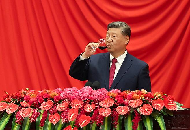 중국 시진핑 국가주석이 30일(현지시간) 베이징에서 열린 건국 76주년 전야제 국경절 리셉션에서 와인을 마시고 있다. 로이터연합뉴스