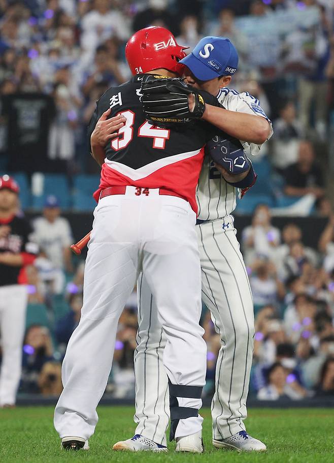오승환, 마지막 투구 마치고 ‘옛 동료’ 최형우와 뜨거운 포옹 삼성 오승환이 30일 대구 삼성라이온즈파크에서 열린 KIA전에서 은퇴식을 앞두고 특별엔트리로 등록, 9회 등판해 한 타자를 상대했다. 과거 같이 뛰었던 KIA 최형우가 대타로 나서 맞대결한 뒤 다가가 끌어안고 마지막 인사를 하고 있다. 연합뉴스