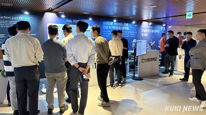 대우건설 직원들이 전시부스를 둘러보며 업체 관계자들의 설명을 듣고 있다. 이유림 기자