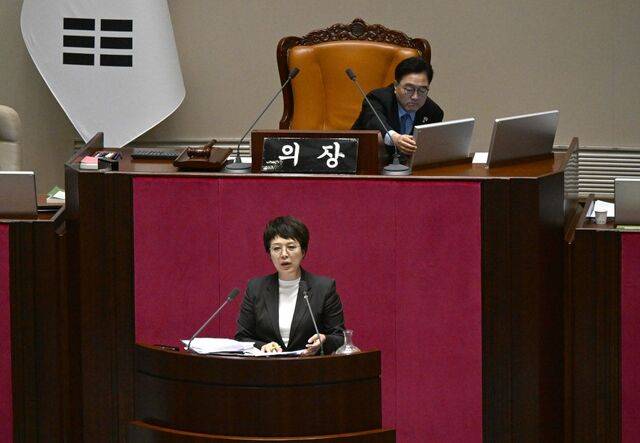 김은혜 국민의힘 의원이 29일 국회 본회의장에서 ‘국회에서의 증언·감정 등에 관한 법률 일부개정 법률안 대한 수정안’에 반대하는 필리버스터(무제한 토론)를 진행하고 있다. 김 의원은 13시간49분간 발언하며 여성 의원 최장 기록을 경신했다. 최현규 기자