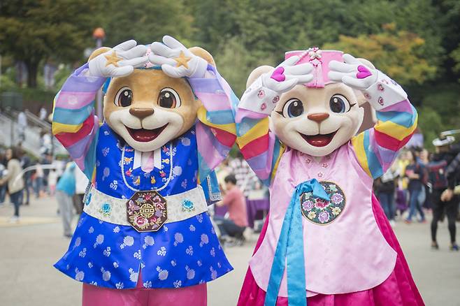 한복을 입은 에버랜드 대표 캐릭터 레니와 라라 / 사진=에버랜드